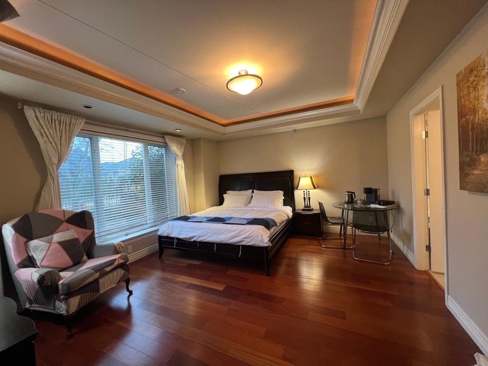 Bed, TV and multimedia, Living room, Photo of the whole room, Seating area, Bedroom