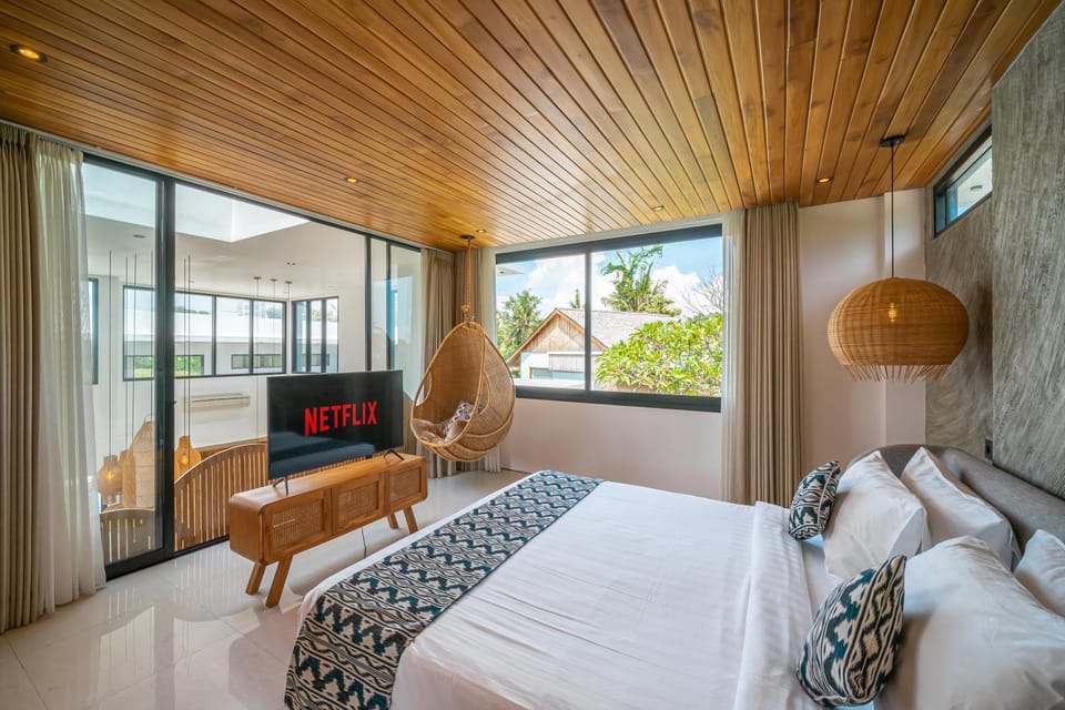 Villa Arunika - Stylish tropical 2BR Villa close to Nyanyi beach! Villa in Kediri