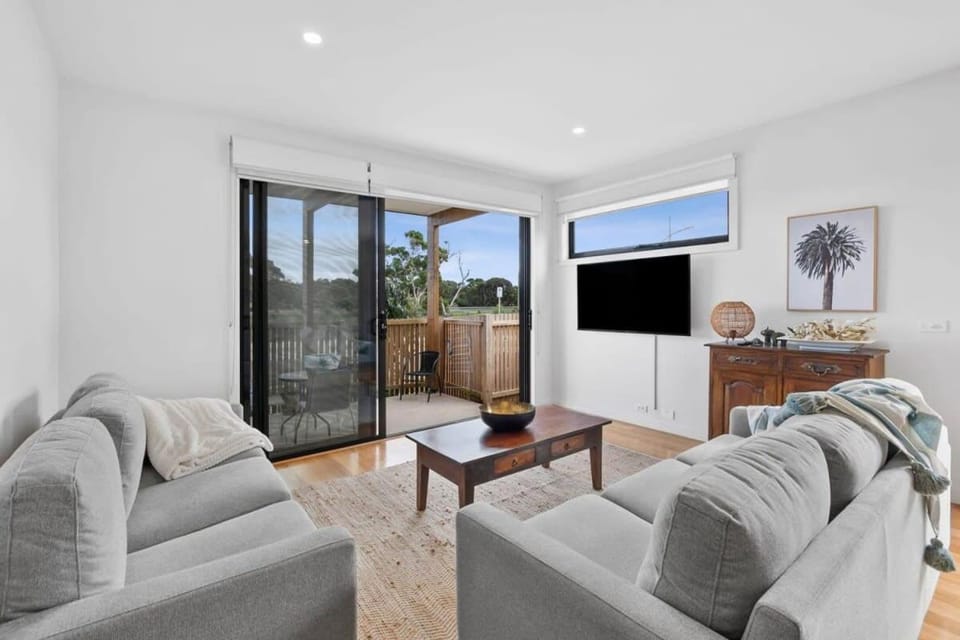Communal lounge/ TV room, TV and multimedia, Living room, Seating area