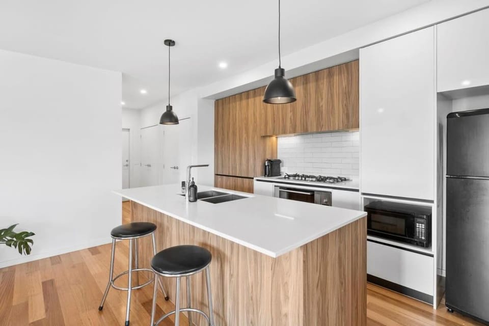Kitchen or kitchenette, minibar, oven, stove