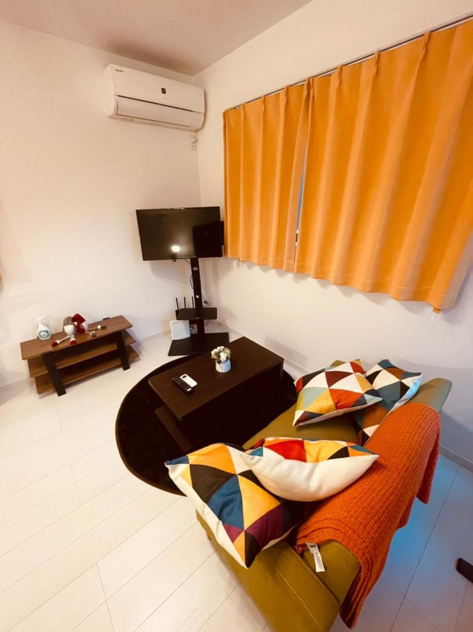 TV and multimedia, Living room, Seating area, air conditioner