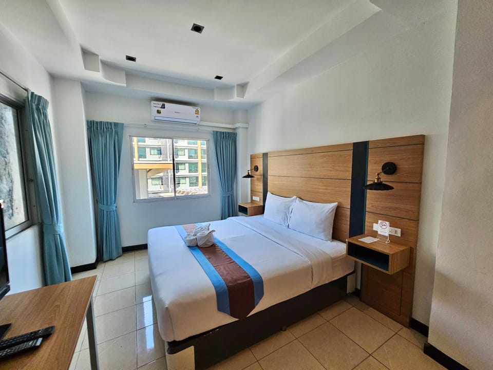 Bed, Photo of the whole room, Bedroom, hair dresser, air conditioner