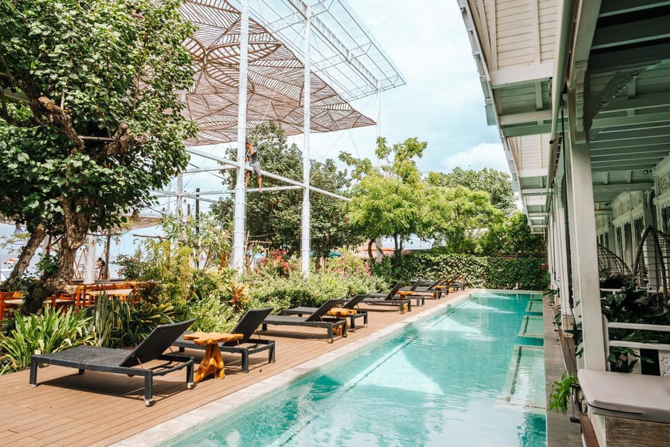 Mambo Beach Resort Hotel in Nusapenida