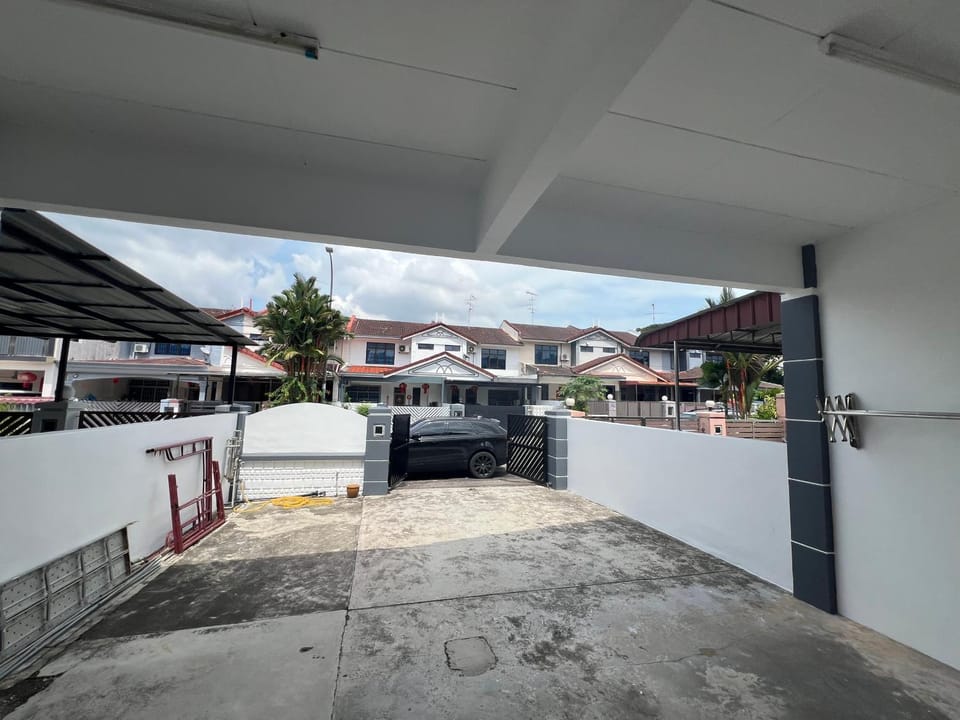 Desa Tebrau 1 Near IKEA Toppen PeiKin Long Sing HeLiXuan Restaurant House in Johor Bahru