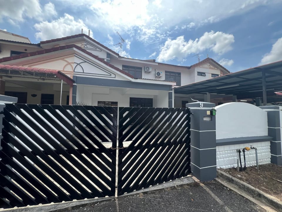 Desa Tebrau 1 Near IKEA Toppen PeiKin Long Sing HeLiXuan Restaurant House in Johor Bahru