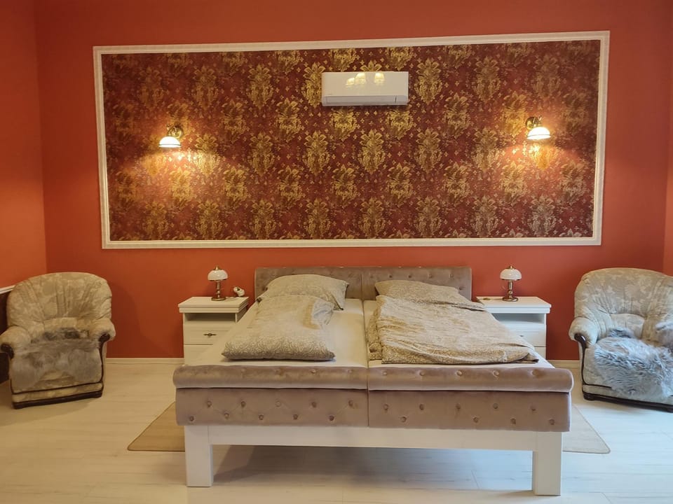 Photo of the whole room, Bedroom