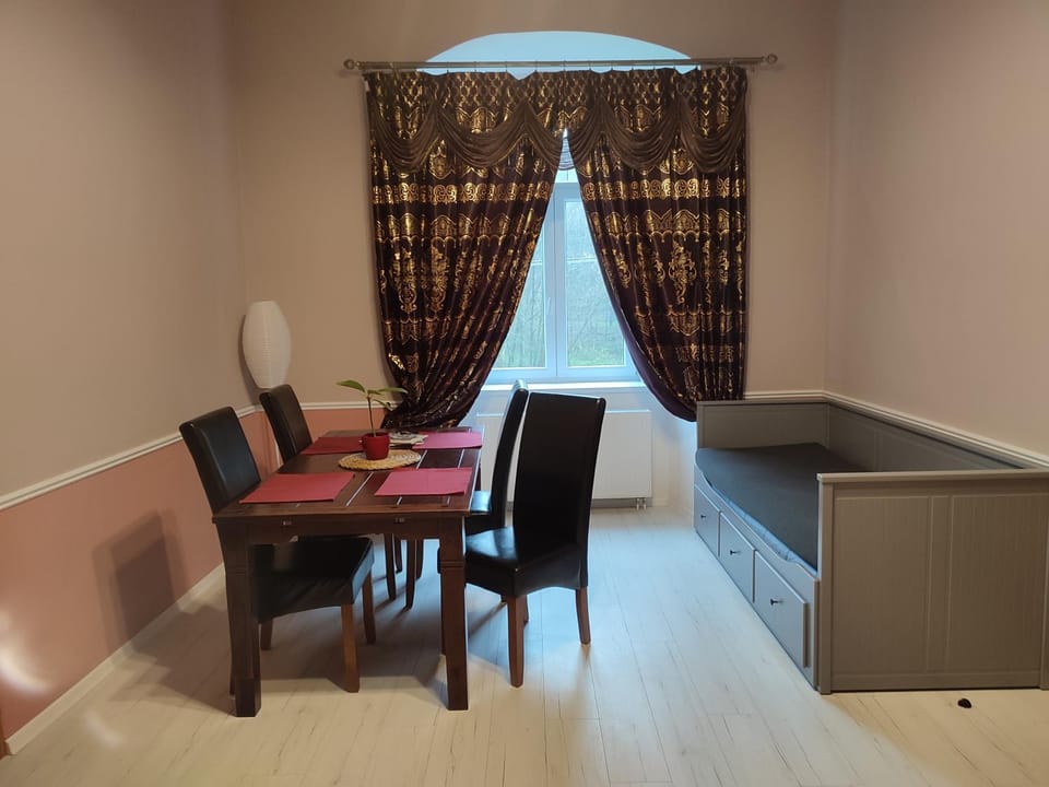Seating area, Dining area, hair dresser
