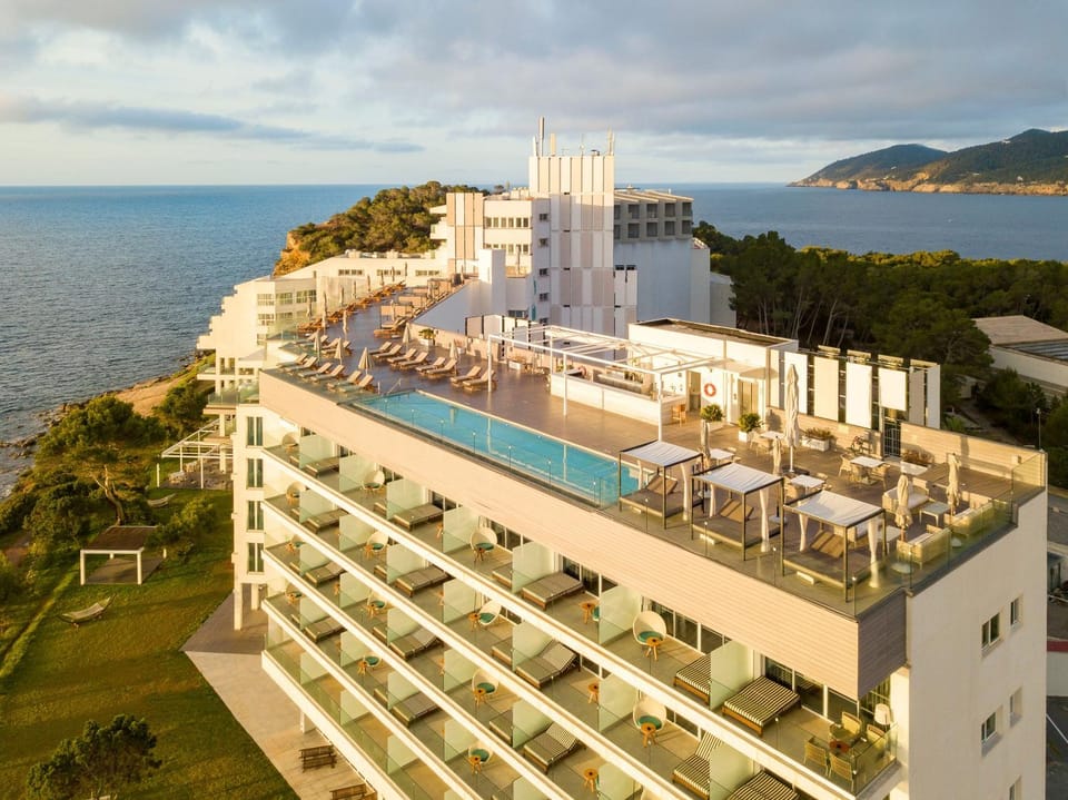 Bed, Activities, Garden, View (from property/room), Balcony/Terrace, Lounge or bar, Dining area, Sea view, Swimming pool