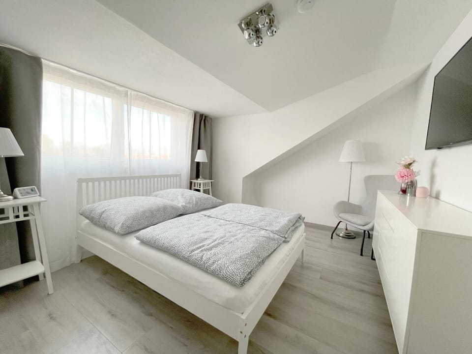 Bed, TV and multimedia, Bedroom, hair dresser