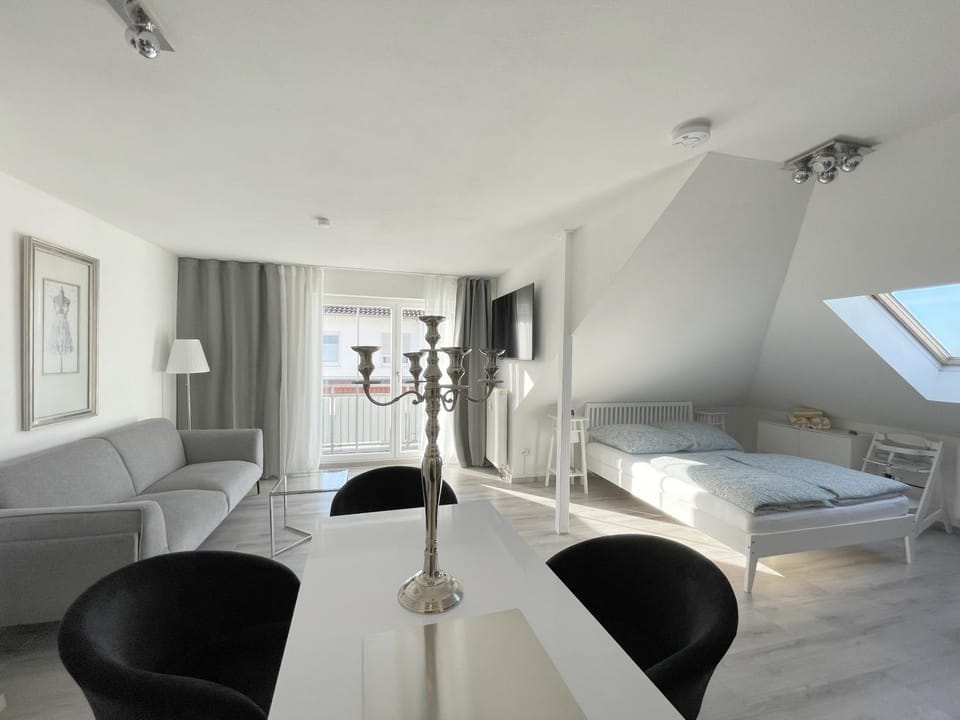 Bed, Dining area, Bedroom