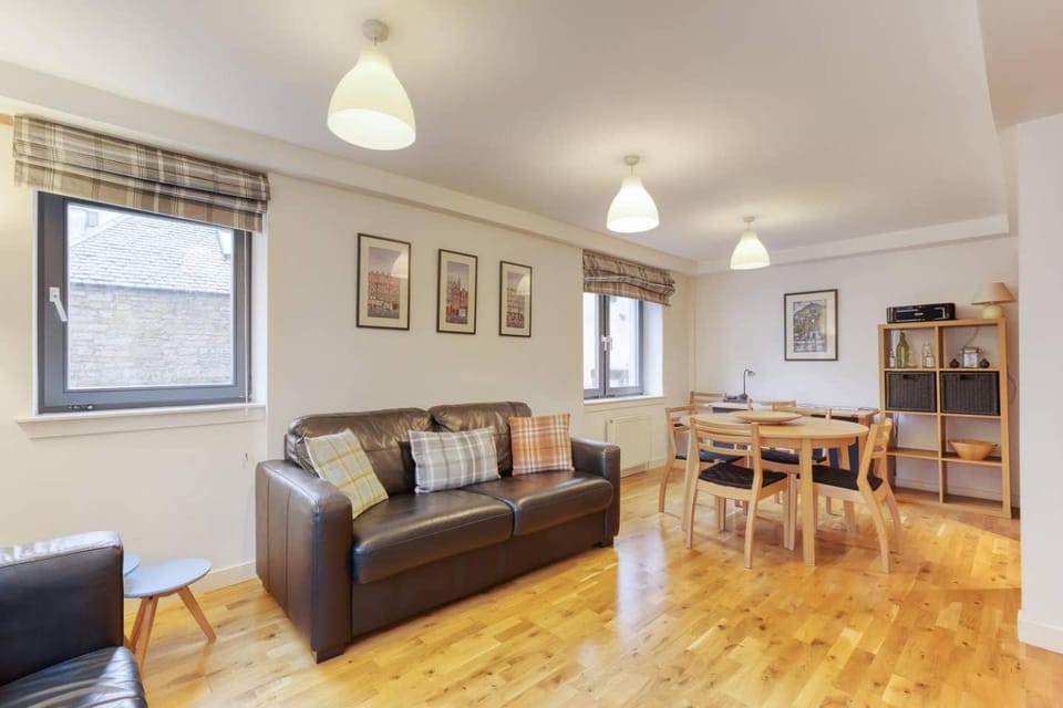 *Amazing Location!*In heart of the City. 2BR & Cot Apartment in Edinburgh