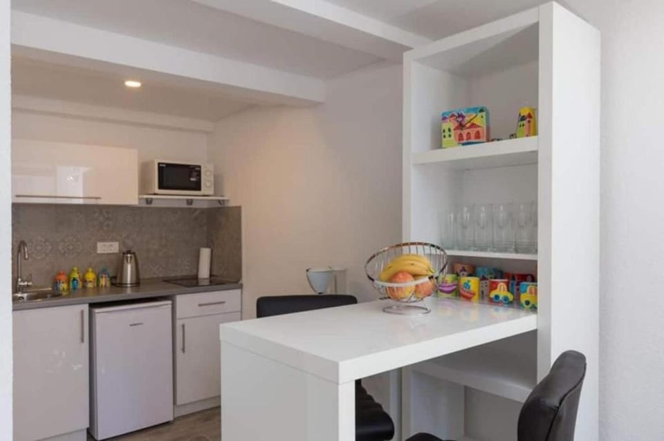 Kitchen or kitchenette, Dining area, minibar