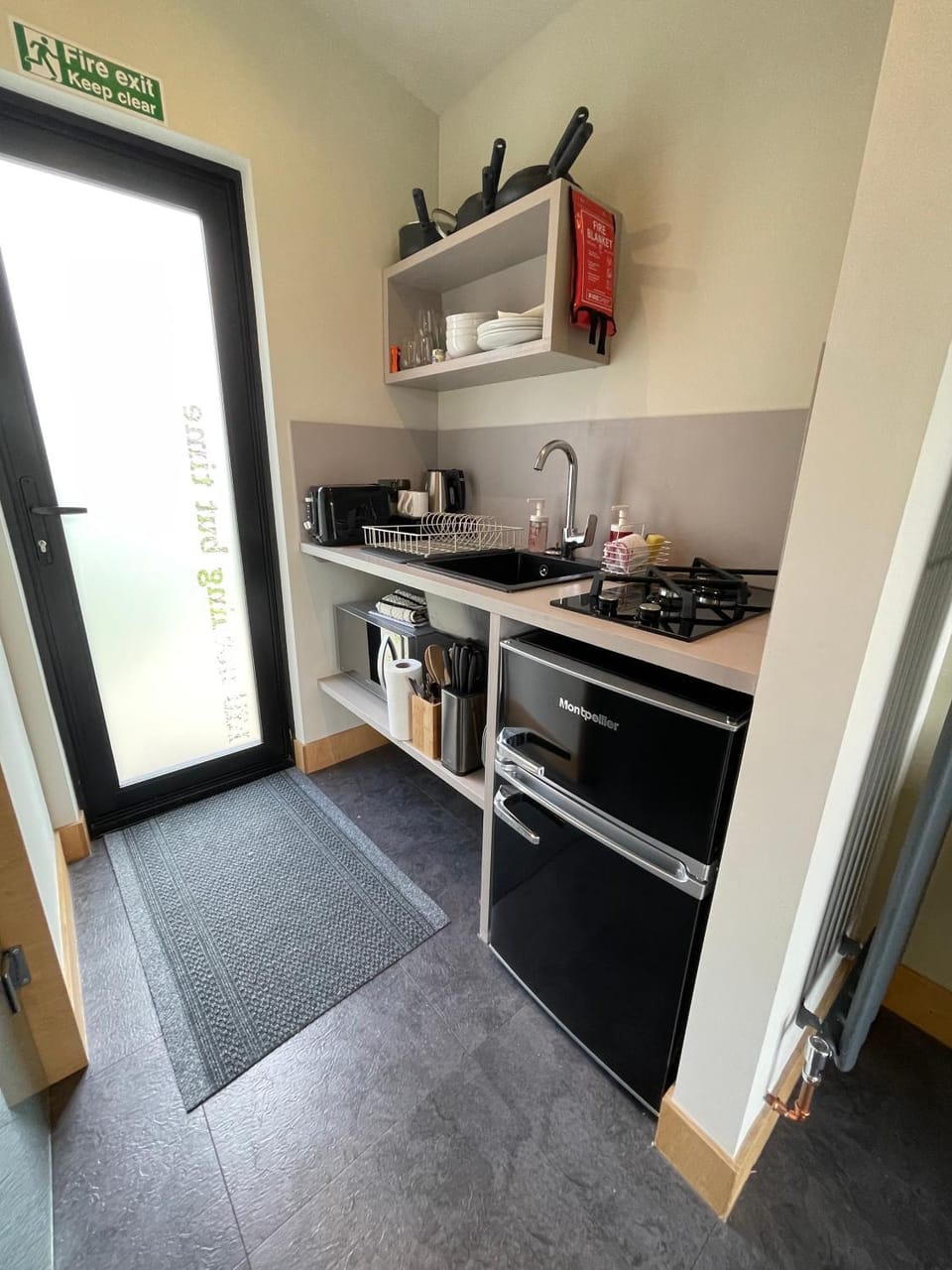 minibar, stove, toaster