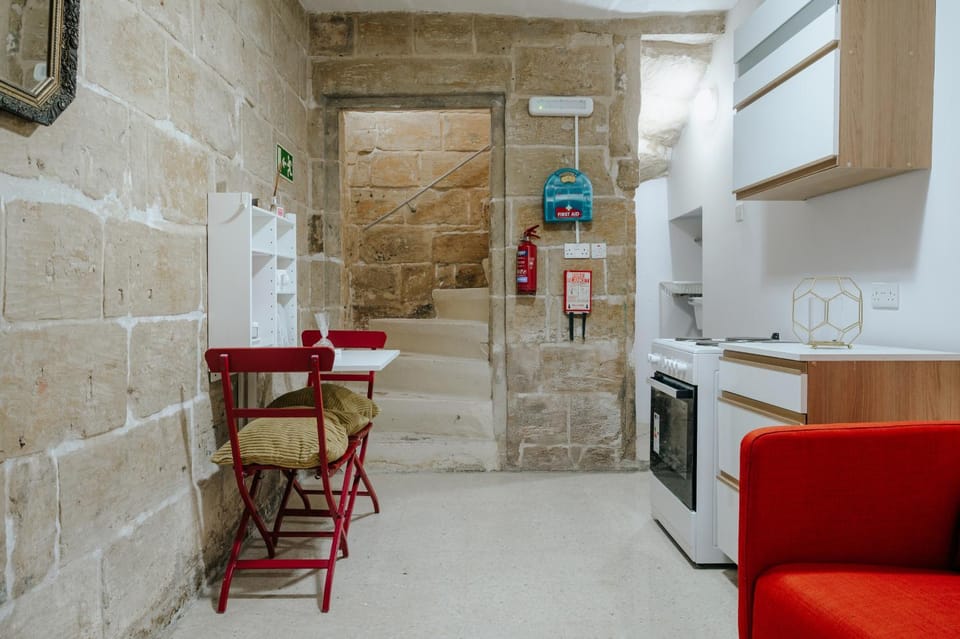 Seating area, Dining area, kitchen