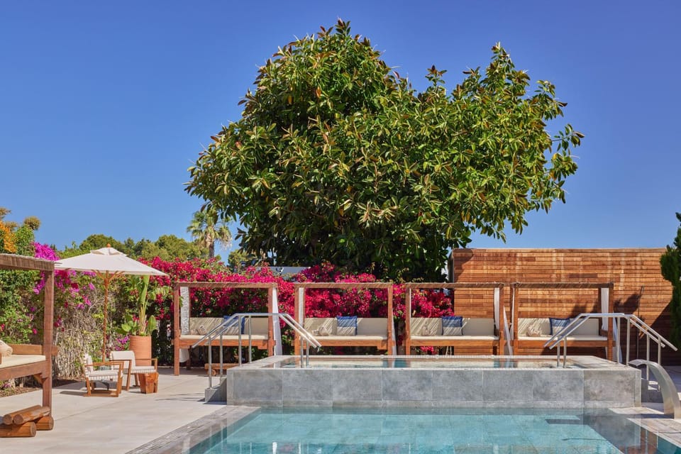 Garden, Hot Tub, View (from property/room), Swimming pool