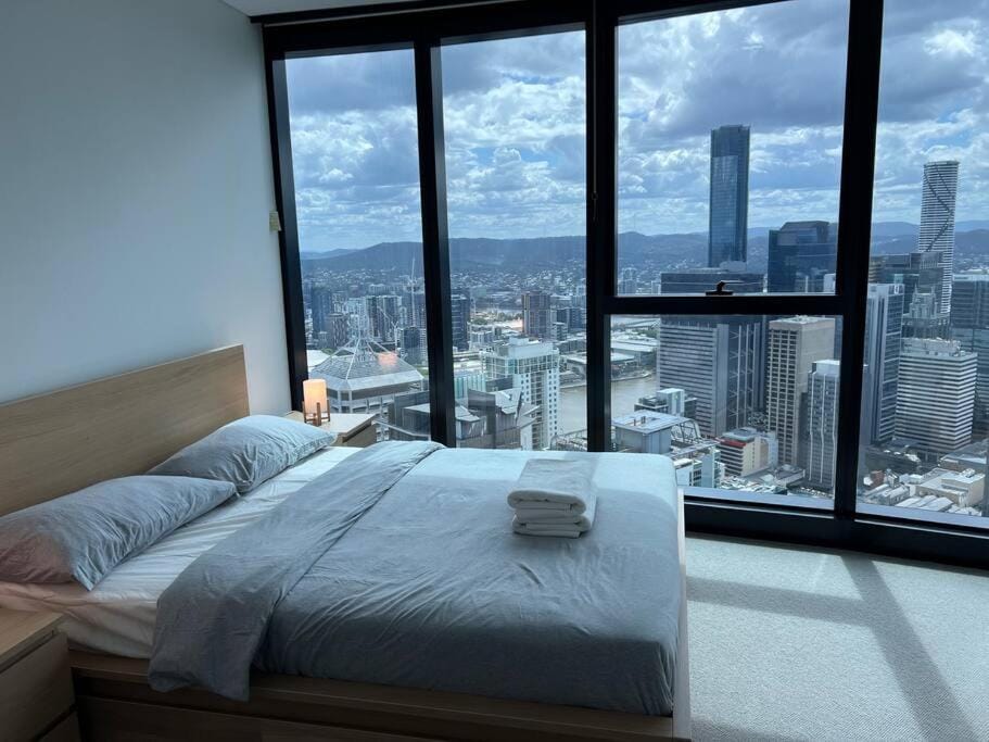 Amazing City &River views 60th level skytower 3 bedrooms&Free parking Apartment in Kangaroo Point
