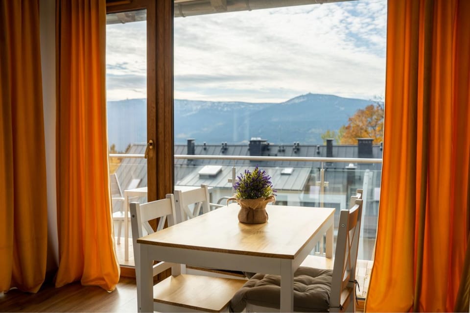 Balcony/Terrace, Dining area, Mountain view