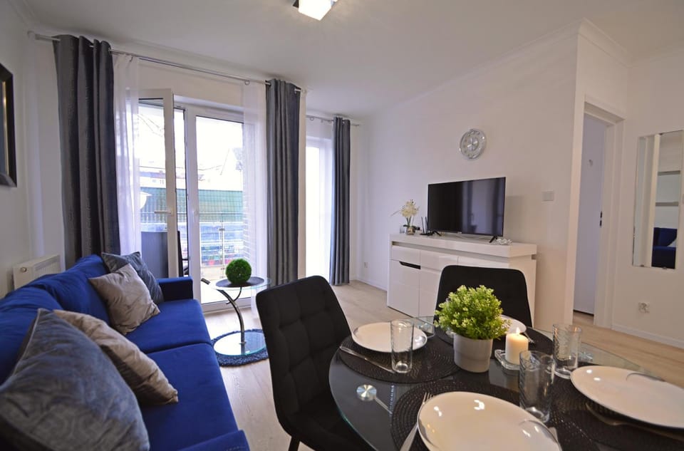 Communal lounge/ TV room, TV and multimedia, Living room, Seating area, Dining area