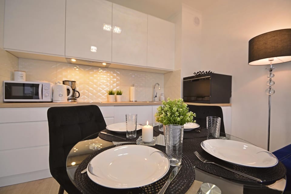 Kitchen or kitchenette, Dining area, stove