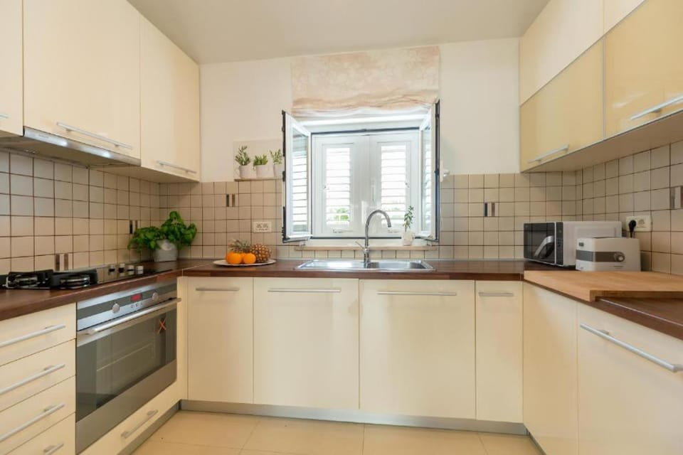 Kitchen or kitchenette, dishwasher, minibar, pet friendly, stove, toaster