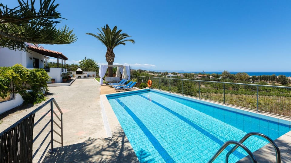 Patio, Swimming pool, sunbed