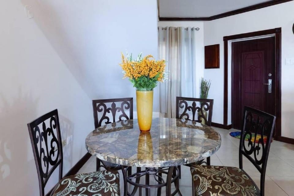 Photo of the whole room, furniture