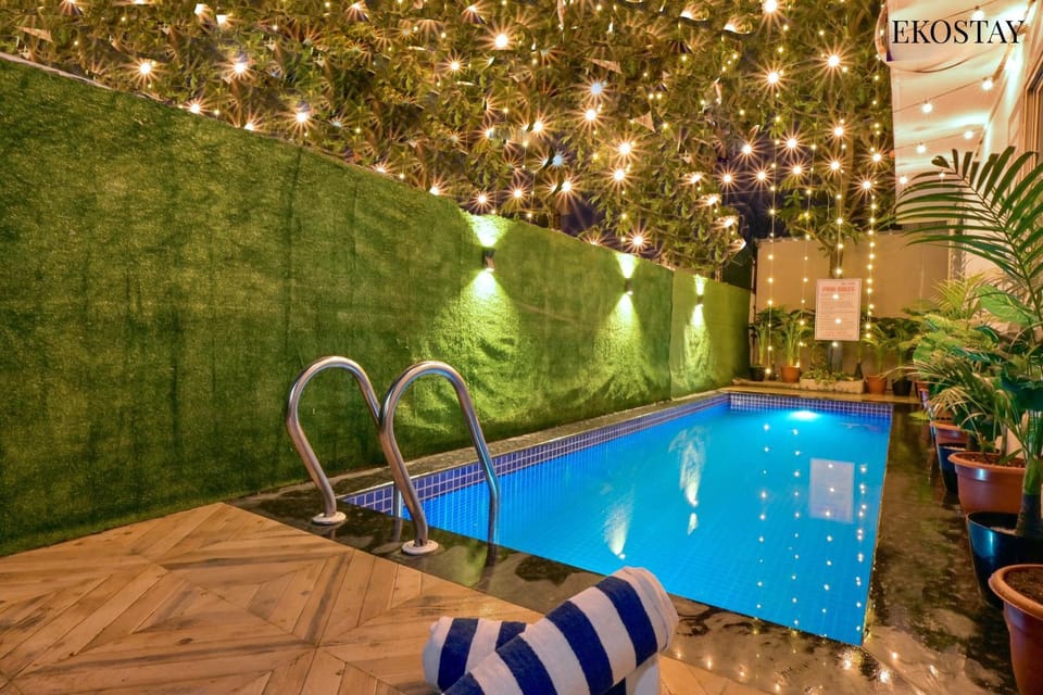 Pool view, Swimming pool, sunbed