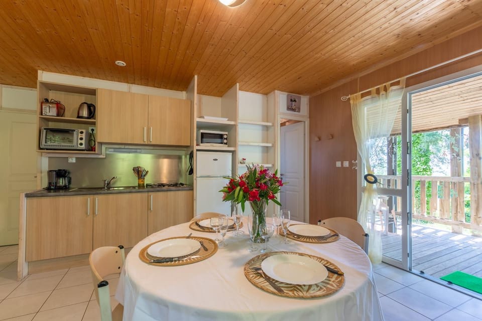 Property building, Kitchen or kitchenette, Living room