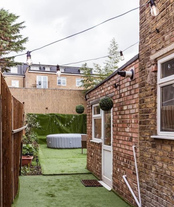 4 bedroom house, 2 Min Walk From Station House in London