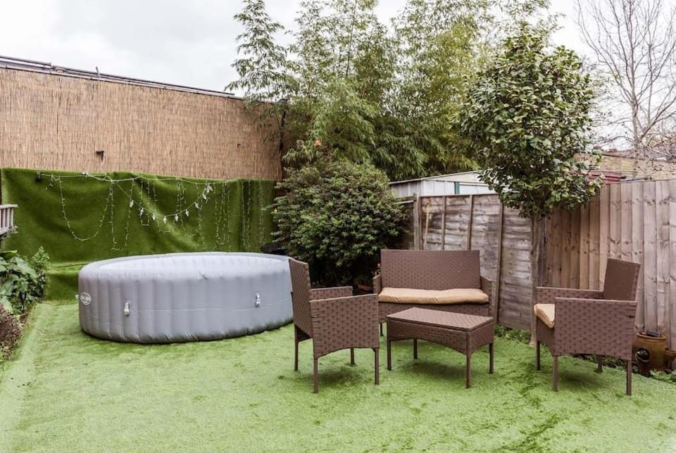 4 bedroom house, 2 Min Walk From Station House in London
