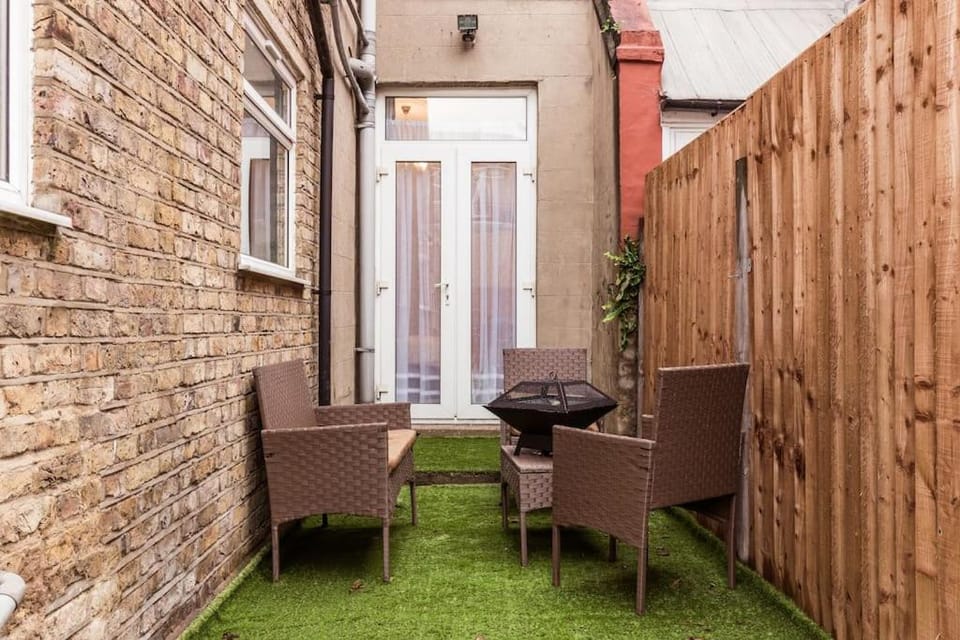 4 bedroom house, 2 Min Walk From Station House in London