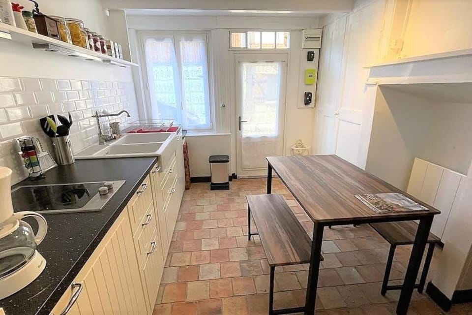 Kitchen or kitchenette, minibar, stove