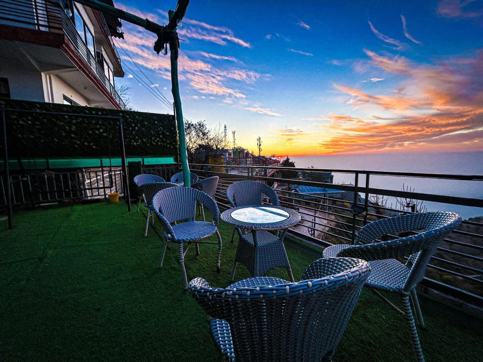 Property building, Natural landscape, Balcony/Terrace, City view