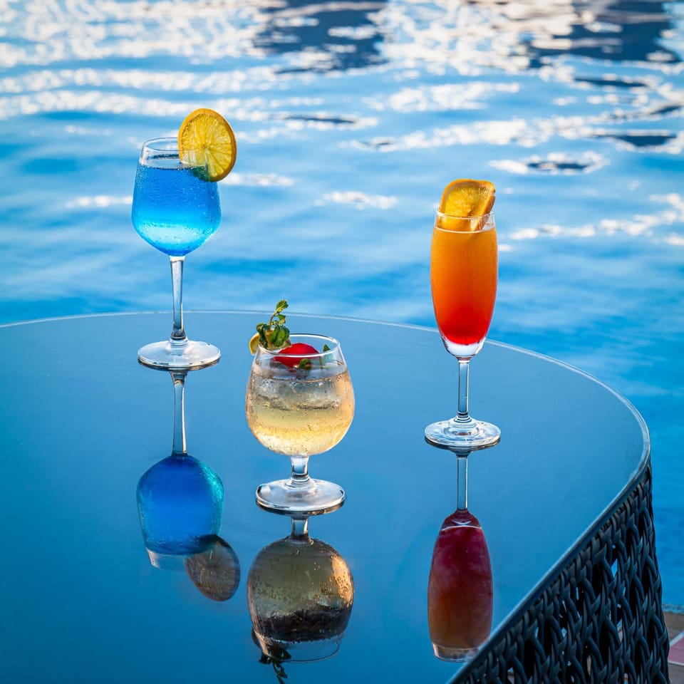 Restaurant/places to eat, Day, Food and drinks, Swimming pool, Swimming pool