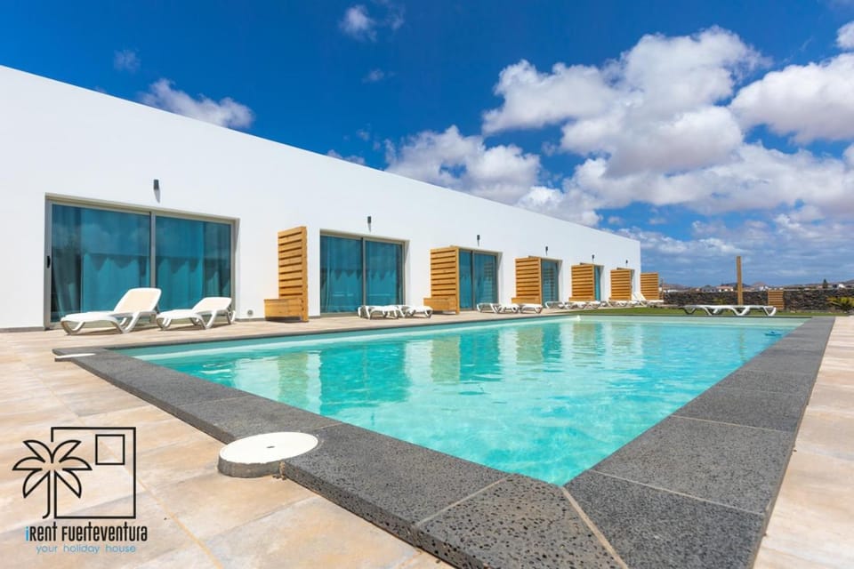 Swimming pool, sunbed