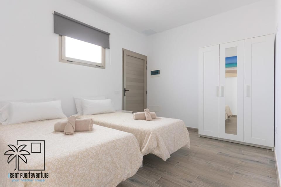 Bed, Bedroom, internet, towels, wardrobe
