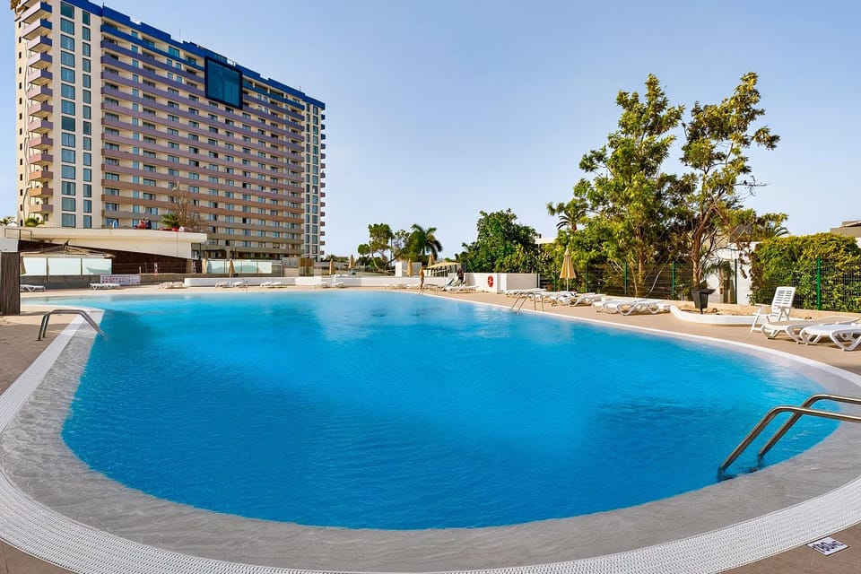 Property building, Day, Pool view, Swimming pool, sunbed