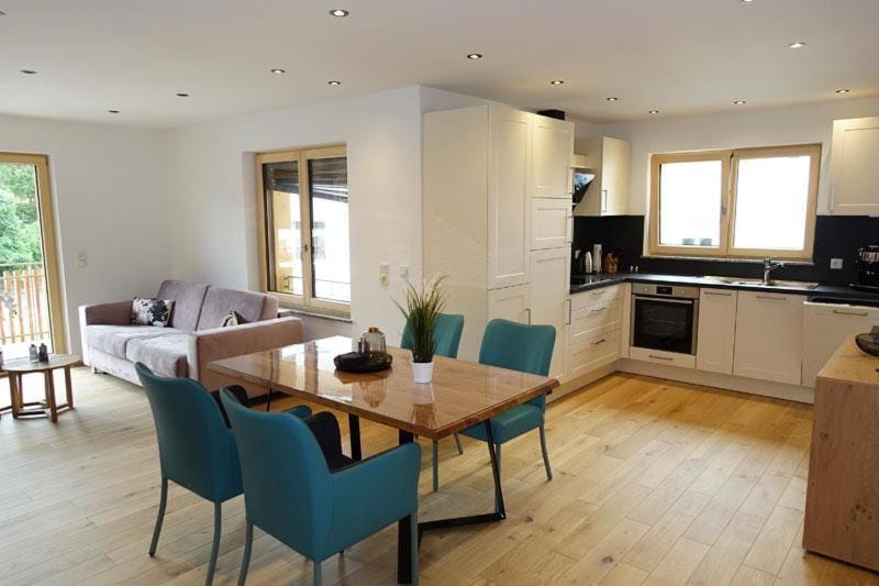 Kitchen or kitchenette, Living room, Seating area, Dining area