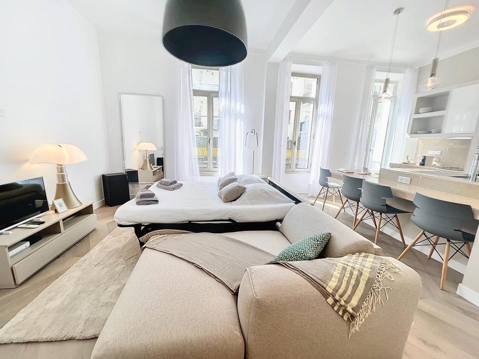Bed, Living room, Seating area