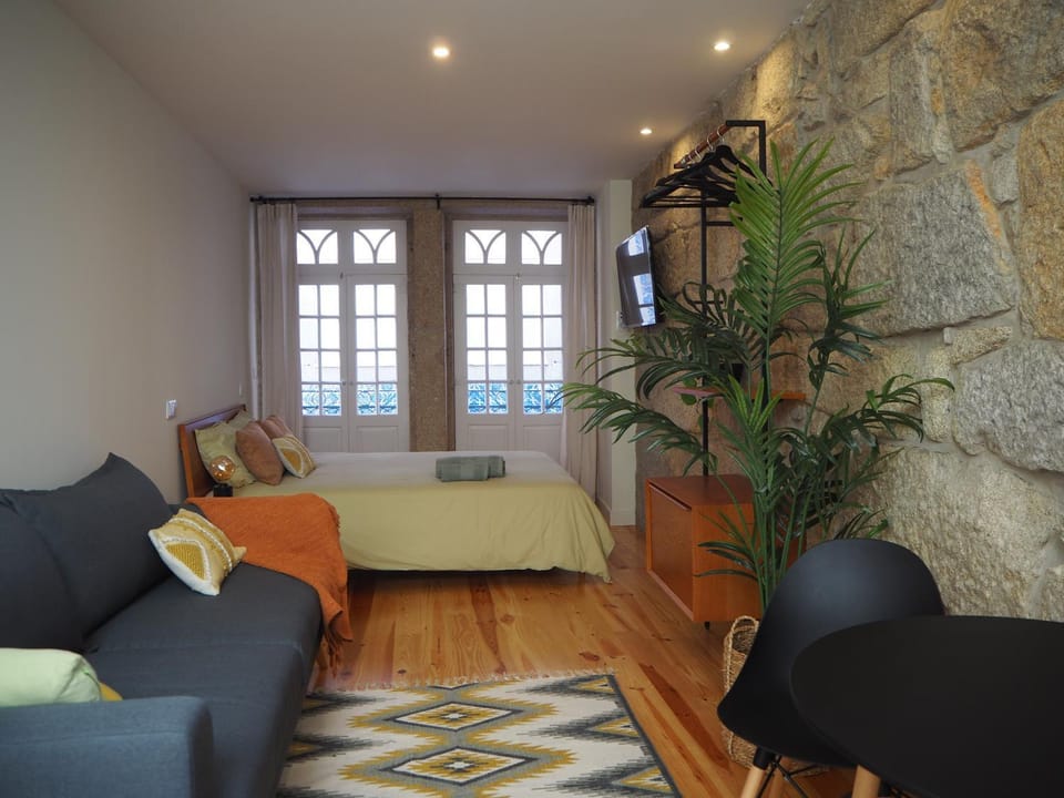 Bed, TV and multimedia, Living room, Photo of the whole room, Seating area, Bedroom