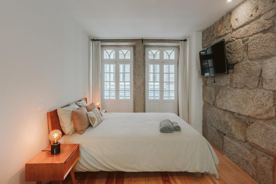 Bed, TV and multimedia, Bedroom