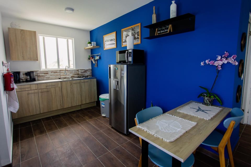 Kitchen or kitchenette, minibar, stove