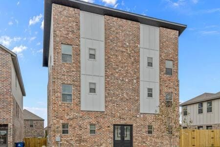 The Warhol - Pet-Friendly Apartment House in Rogers