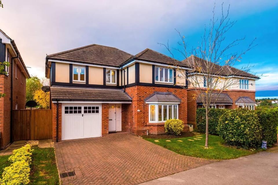 Luxurious Cosy 4BR Home Cheshire House in Wales