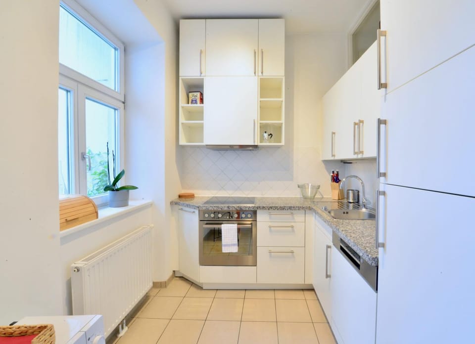 Kitchen or kitchenette, dishwasher, oven