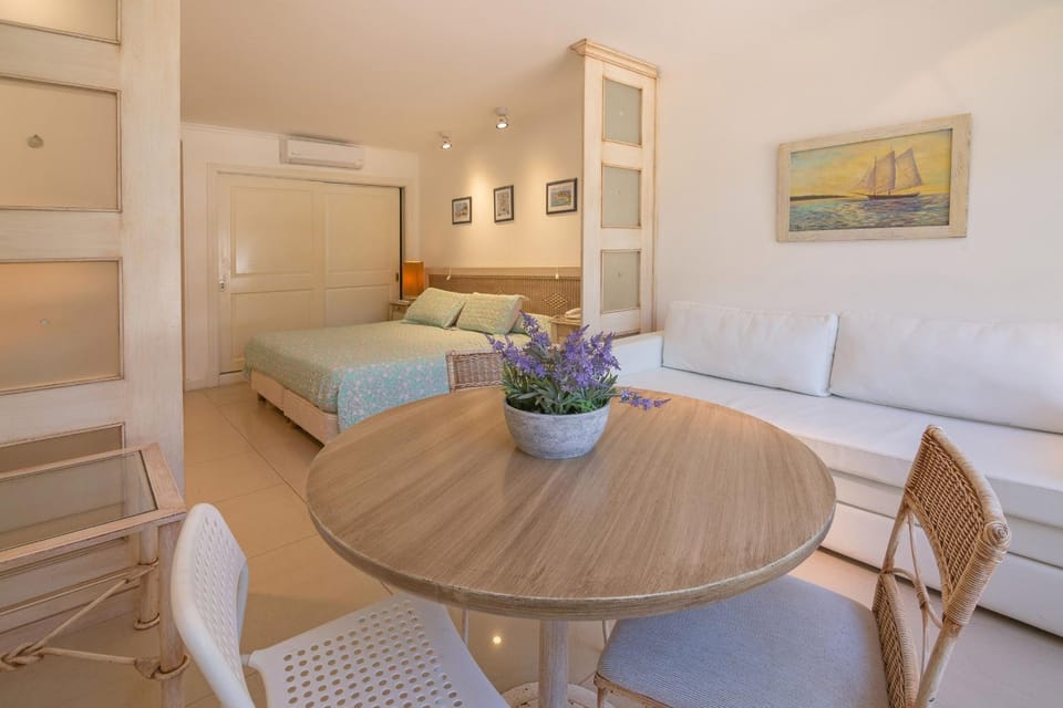 Bed, Dining area