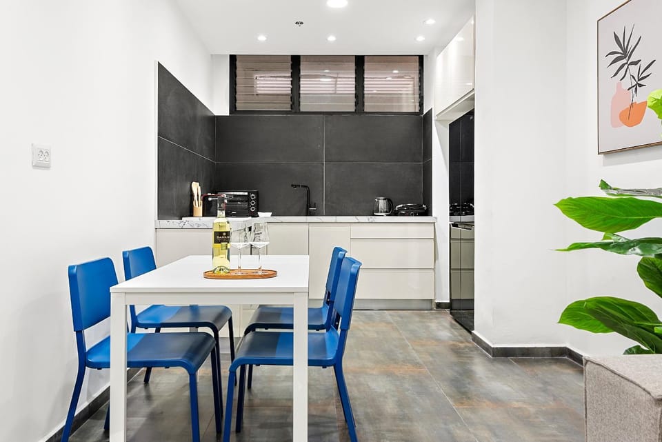 Kitchen or kitchenette, Dining area