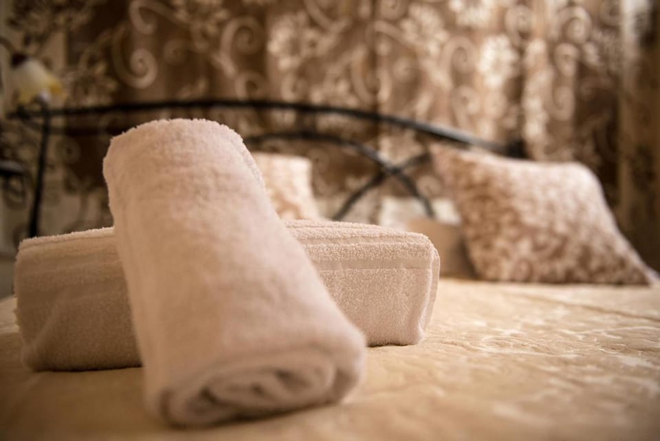 Bed, Bedroom, towels