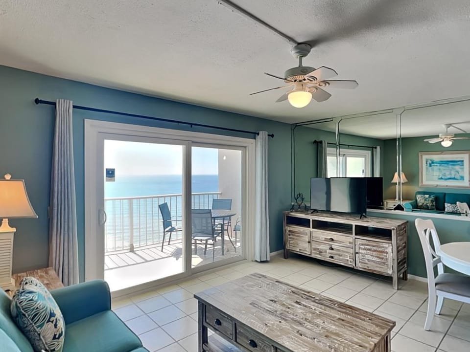 TV and multimedia, Balcony/Terrace, Living room, Seating area, Beach, Sea view, furniture