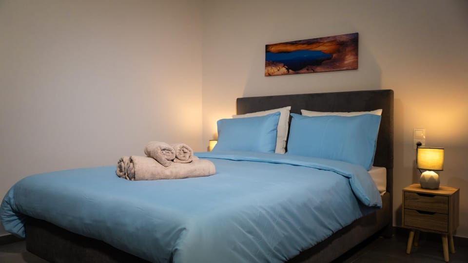 Bed, Photo of the whole room, Bedroom, towels